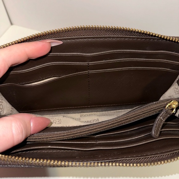 Michael Kors EUC Brown Signature Grained Coated Canvas and Leather Wallet - Picture 12 of 17